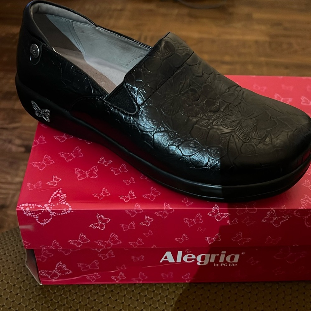 Black embossed Alegria
